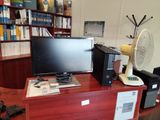 un bureau sur lequel se trouvent un ordinateur et un ventilateur