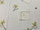 une nappe blanche sur laquelle est représentée une abeille