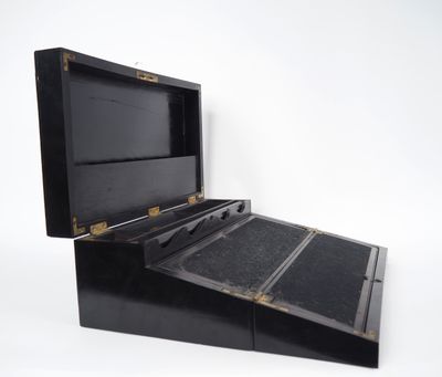 une boîte noire posée sur une surface blanche