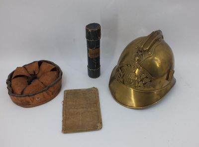 un casque doré et d'autres objets posés sur une surface blanche