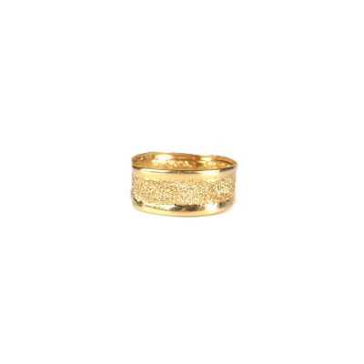 gros plan d'une bague en or sur fond blanc