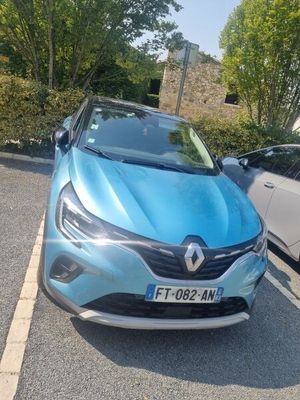 Deux voitures sont garées l'une à côté de l'autre sur un parking.