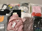 un tas de vêtements posés sur une table