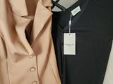 deux vestes suspendues à un portant dans un placard