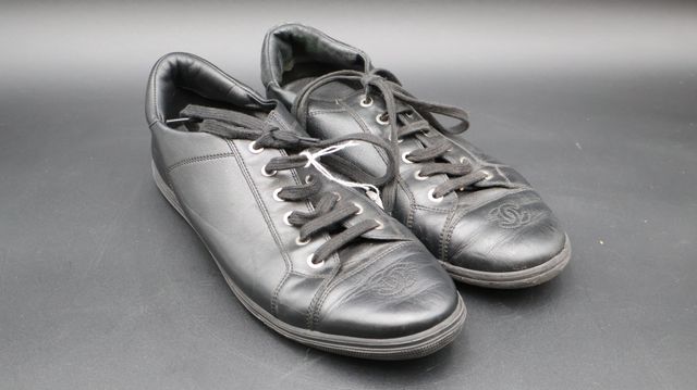 CHANEL – Paire de baskets en cuir noir. Taille 39 à vue