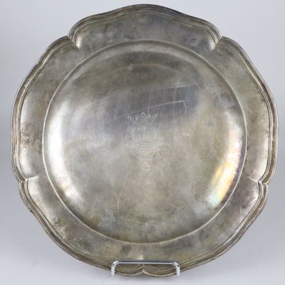 assiette en argent plaqué, avec un bord festonné et un rebord en relief