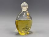 un petit flacon de parfum orné d'un sceau doré