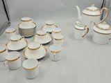 un grand nombre de tasses et de soucoupes sur une table