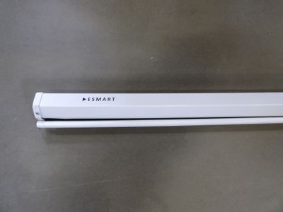 une photo d'un radiateur électrique blanc posé sur une table