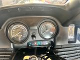 un gros plan du tableau de bord d'une moto avec ses jauges