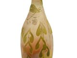 un vase en verre avec un motif sur une surface blanche