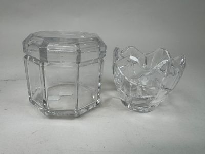 deux récipients en verre posés l'un à côté de l'autre sur une table