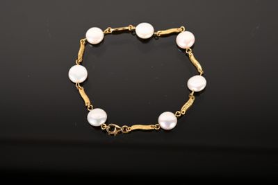 Bracelet or jaune 750/1000ème serti de 7 perles "bouton" - 1…
