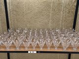 beaucoup de verres sur une étagère dans la pièce