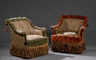 paire de fauteuils rembourrés ornés de franges et de pompons