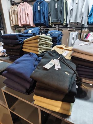 tout un tas de vêtements exposés dans un magasin