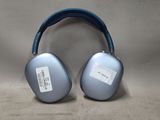 une paire de cache-oreilles bleus posés l'un sur l'autre