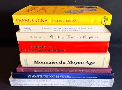 cinq livres empilés sur une table