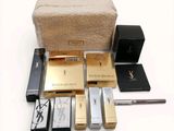 une photo d'une boîte contenant du maquillage et d'autres produits de beauté