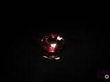 gros plan d'un diamant rouge sur une surface noire