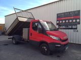 un camion rouge garé devant un bâtiment