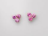 une paire de boucles d'oreilles « Cubicge » roses sur fond blanc