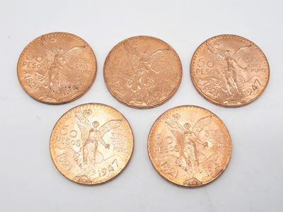 quatre types de pièces différents sont présentés sur une surface blanche