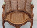 une vieille chaise avec une structure en bois et une assise en osier