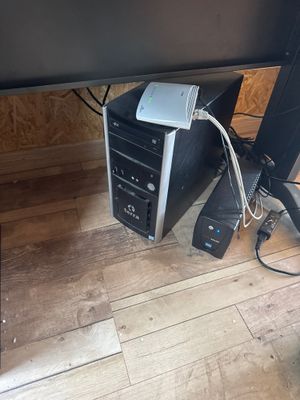 un ordinateur de bureau posé sur un pupitre en bois