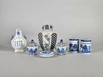 Ensemble de sept pièces en porcelaine bleu blanc : une potiche (H : 13