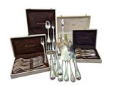 beaucoup d'argenterie dans un coffret sur la table
