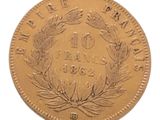 Gros plan sur une pièce d'or ornée d'une couronne.