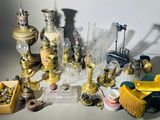 un grand nombre d'objets anciens qui se trouvent sur la table