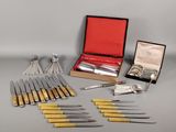 une boîte d'argenterie et un coffret de couteaux