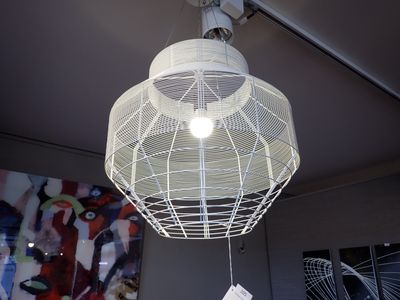 une lampe blanche suspendue au plafond dans une pièce