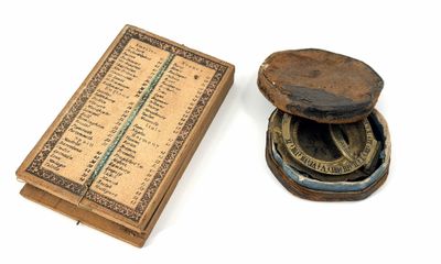 une petite boîte sur laquelle est posé un livre, à côté d'une boîte sur laquelle est posé un thermomètre