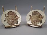 paire de serre-livres en forme de poissons, en céramique blanche et dorée, sur socles