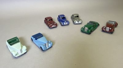 plusieurs petites voitures sont alignées sur une table