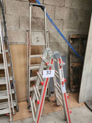une échelle appuyée contre un mur sur lequel figure un chiffre