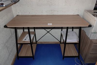 un petit bureau dans un coin d'une petite pièce