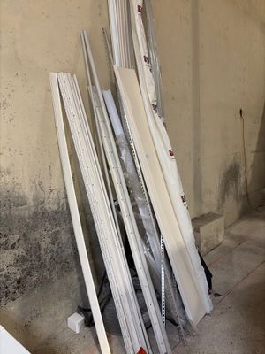 de nombreux morceaux de marbre blanc jonchent le sol de la pièce