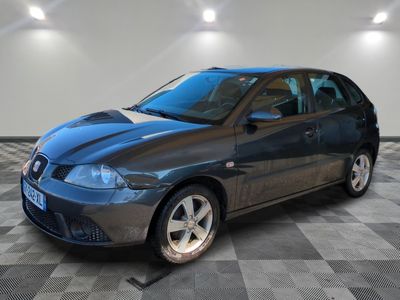 la photo d'une voiture garée dans un garage