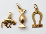 trois pendentifs en or ornés chacun d'un ankht, d'un ankht et d'un ankht