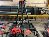 de nombreux outils qui traînent par terre dans le garage