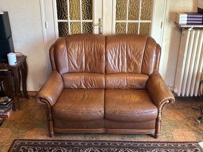 Canapé deux places en cuir chocolat et merisier mouluré, à a…