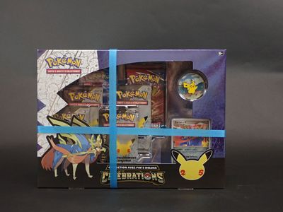 une boîte de jouets Pokémon ornée d'un ruban bleu