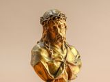 statue of a man with a crown of thorns on his head