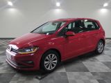 Une Volkswagen e-Golf rouge est garée sur un sol à damier.