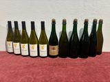 un groupe de bouteilles de vin posées sur une table