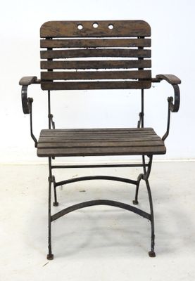 un banc en bois posé sur un sol blanc